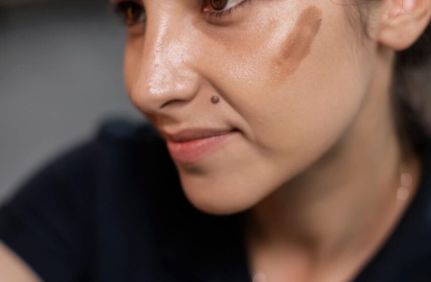 girl-applying-cream-contour-housed-in-stick