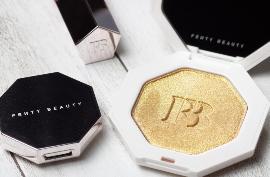 applying-powder-highlighter-by-fenty-beauty